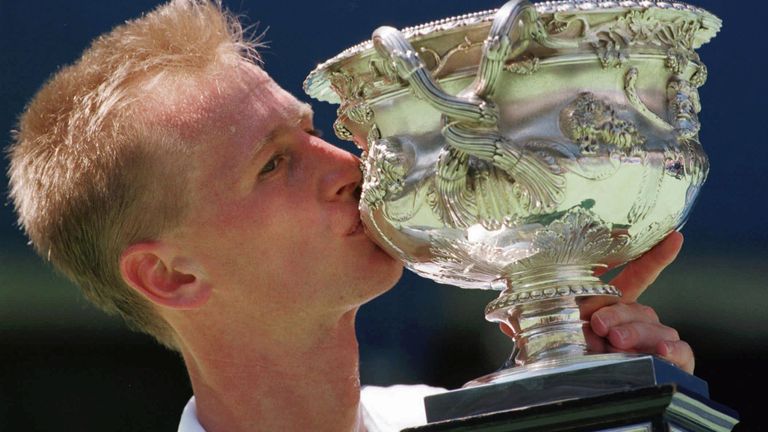 Petr Korda célèbre son titre en simple messieurs à l'Open d'Australie en 1998