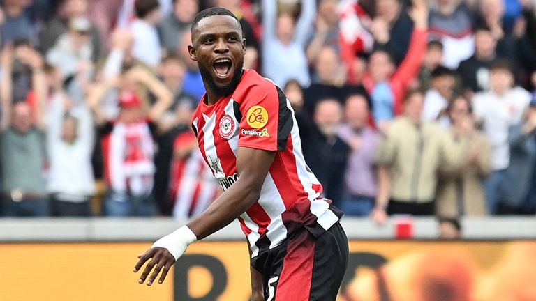  Frank Onyeka celebrates after sealing the points for Brentford against Sheffield United