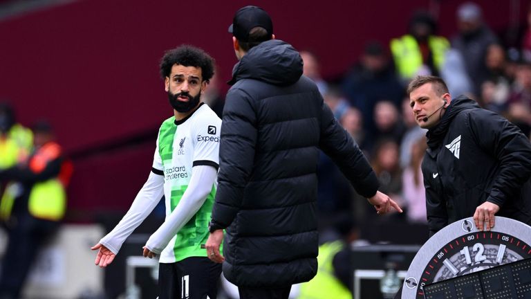 Substitute Mohamed Salah shares words with Jurgen Klopp during Liverpool's clash with West Ham