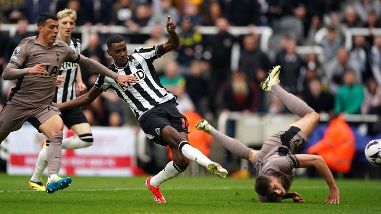 Alexander Isakfires Newcastle in front against Spurs