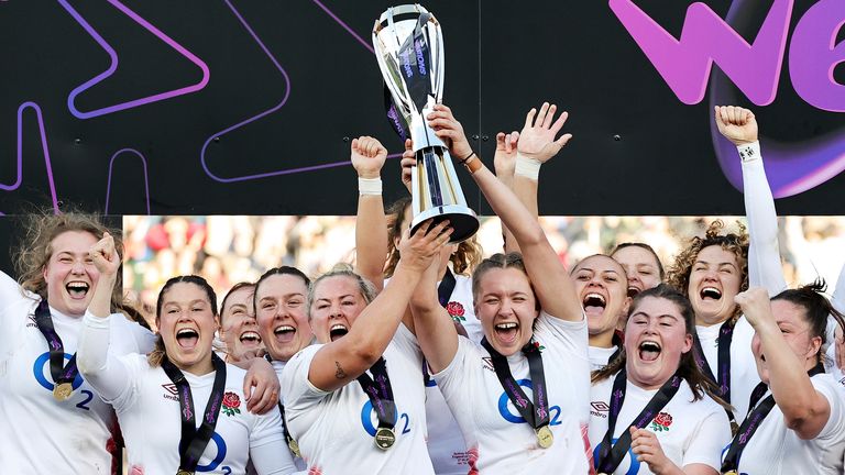The Red Roses celebrated their third Grand Slam in a row with a 41-21 victory over France on the road 