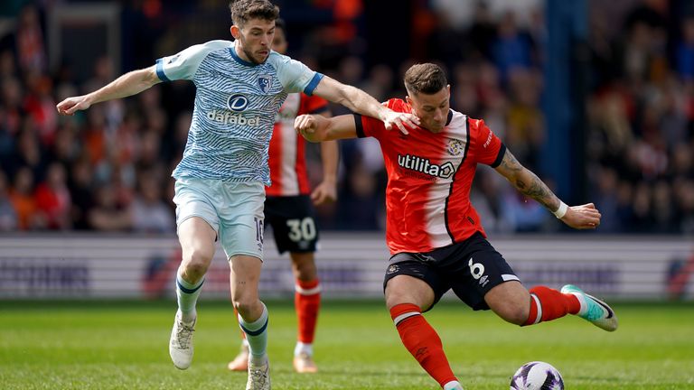 Bournemouth's Ryan Christie (kiri) dan pertempuran Ross Barkley dari Luton Town untuk bola