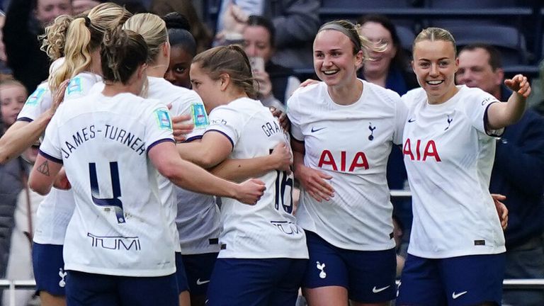 Spurs players congratulate Jessica Naz after her equaliser against Leicester