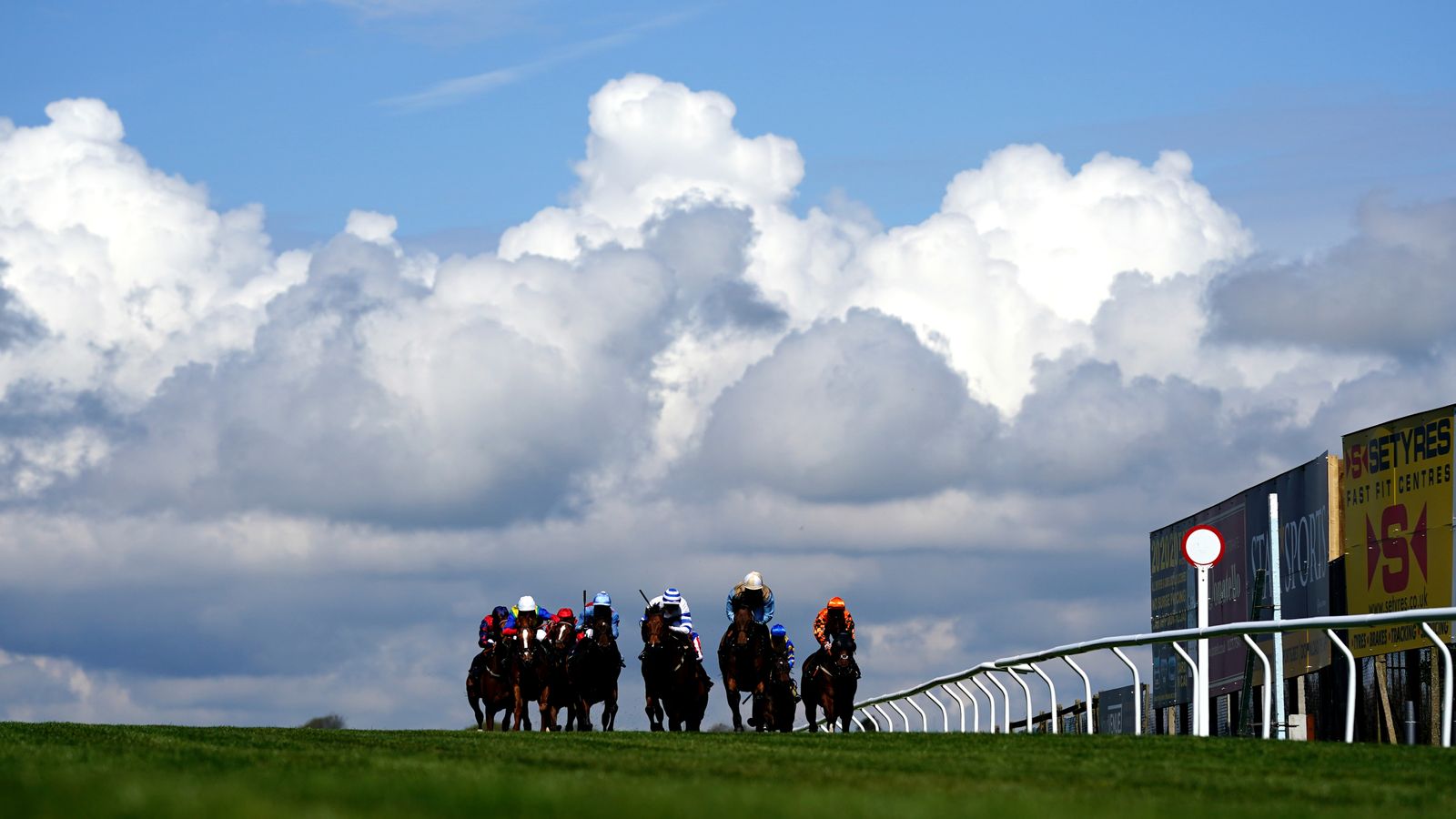 Today on Sky Sports Racing: Voodoo Ray and A Pint Of Bear clash