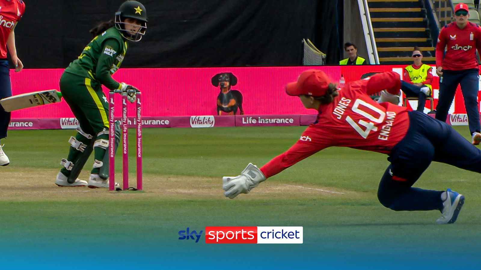 'She's one of the best in the world' | Amazing diving catch from Jones