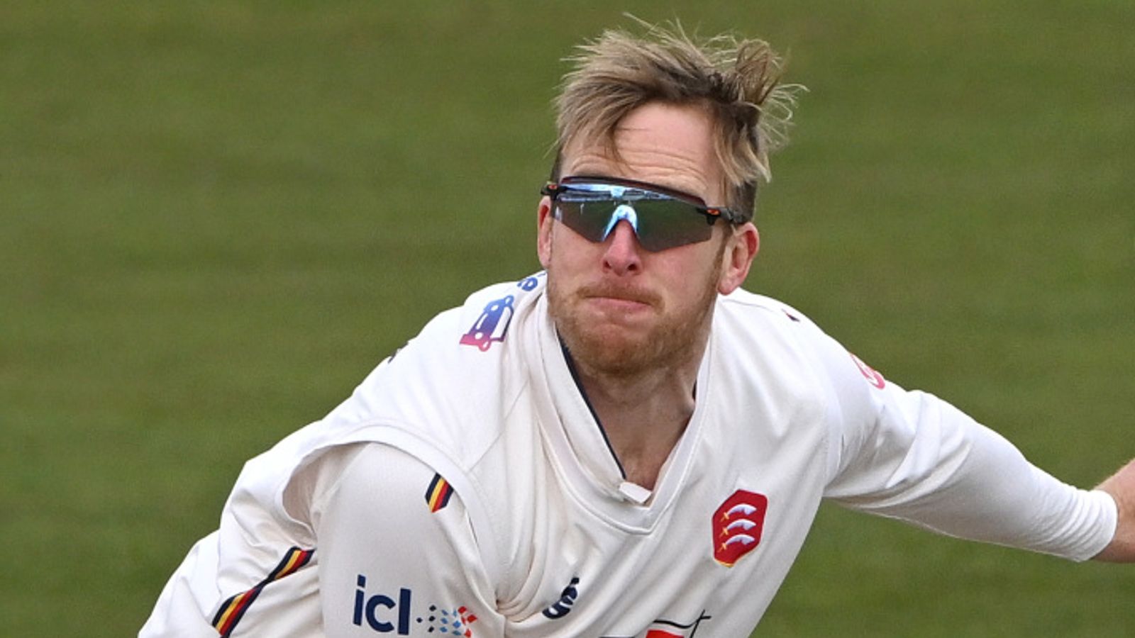 County Championship: Simon Harmer inspires Essex to victory over Kent at Canterbury