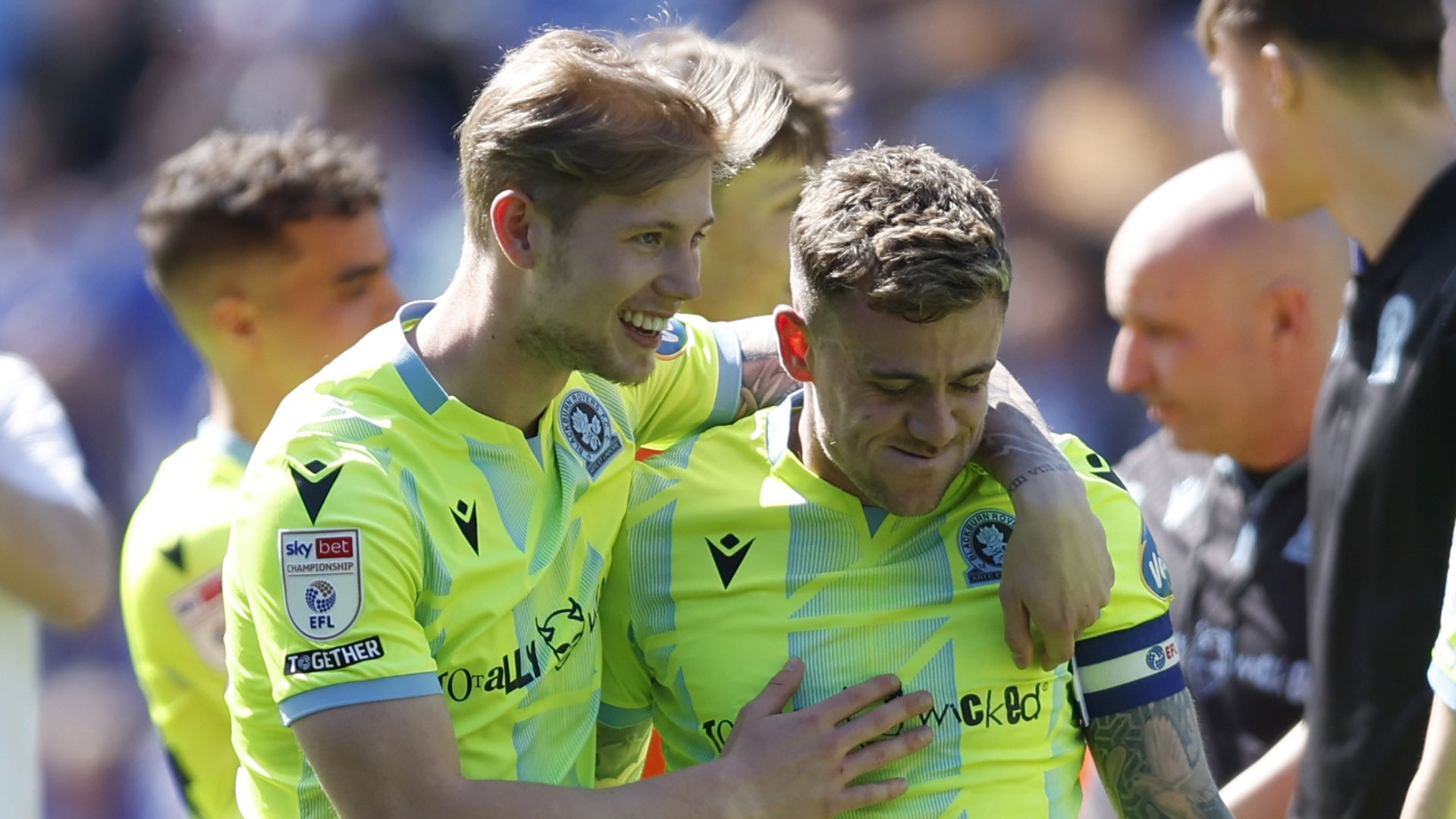 Szmodics double keeps Blackburn up at Leicester