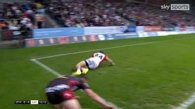 Johnstone silences crowd with opening try for Catalans!