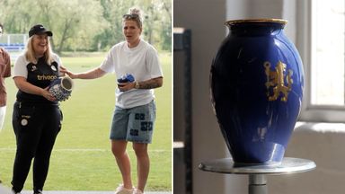 Bright gifts Hayes commemorative vase to celebrate her time at Chelsea!