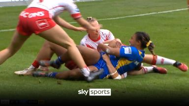 Unbelievable defending from St Helens! | Robinson early try denied