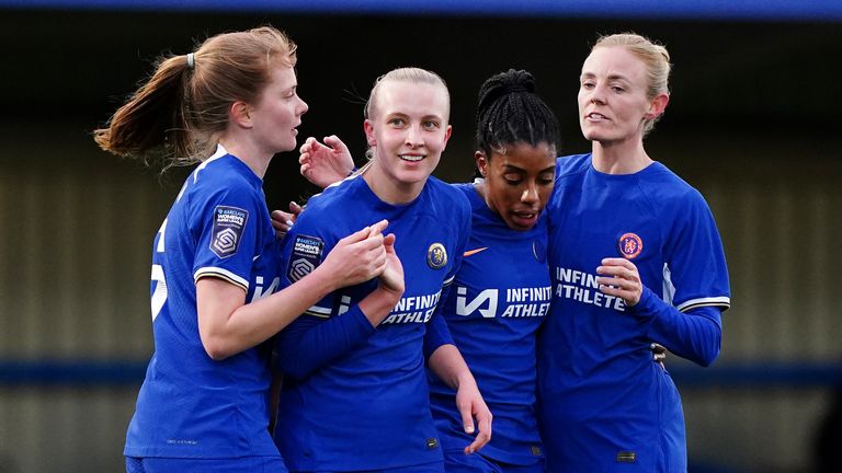 Chelseas Aggie Beever-Jones (midt til venstre) feirer med lagkameratene etter å ha scoret kampens åpningsmål under Barclays Women's Super League-kamp på Kingsmeadow, London.  Bildedato: onsdag 17. april 2024.
