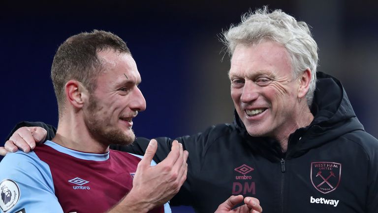 West Ham United's Vladimir Coufal celebrates with manager David Moyes after the Premier League match at Goodison Park, Liverpool.