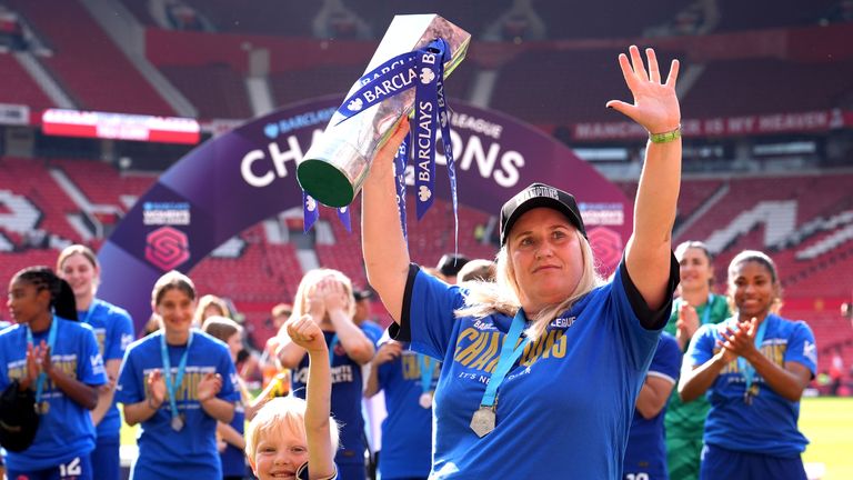 Chelsea-manager Emma Hayes feirer med trofeet etter å ha vunnet Barclays WSL