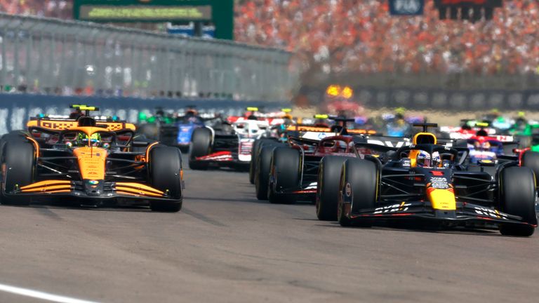 AUTODROMO INTERNAZIONALE ENZO E DINO FERRARI, ITALY - MAY 19: Max Verstappen, Red Bull Racing RB20, leads Lando Norris, McLaren MCL38, Charles Leclerc, Ferrari SF-24, Carlos Sainz, Ferrari SF-24, and the rest of the field at the start during the Emilia Romagna GP at Autodromo Internazionale Enzo e Dino Ferrari on Sunday May 19, 2024 in imola, Italy. (Photo by Steven Tee / LAT Images)