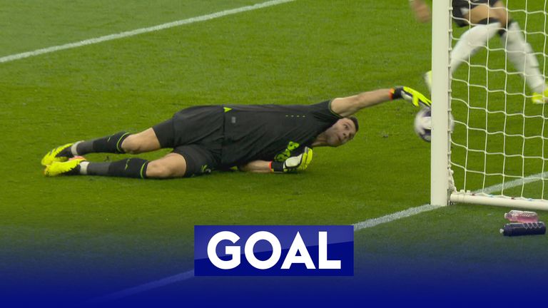  Emiliano Martinez howler gifts goal to Liverpool