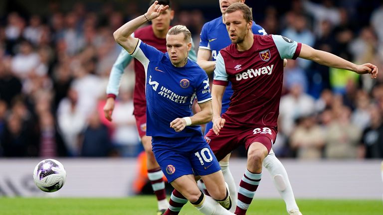 Chelsea's Mykhailo Mudryk (left) and West Ham United's Tomas Soucek in action