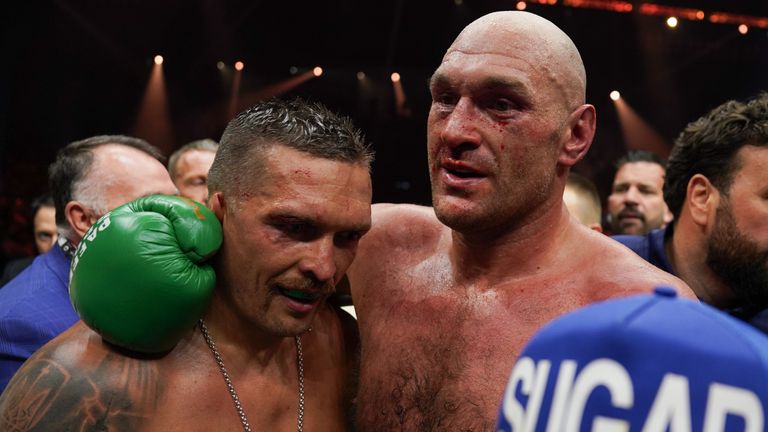 Oleksandr Usyk y Tyson Fury se abrazan después de la campana final (foto: Queensberry)