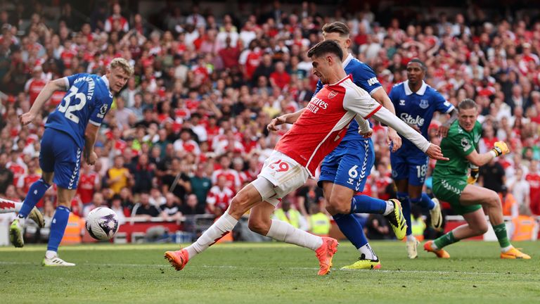 Kai Havertz scores an 89th minute goal to give Arsenal a 2-1 lead against Everton