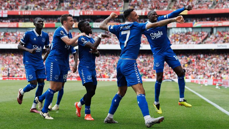 Idrissa Gueye celebrates with his team-mates after giving Everton the lead at Arsenal