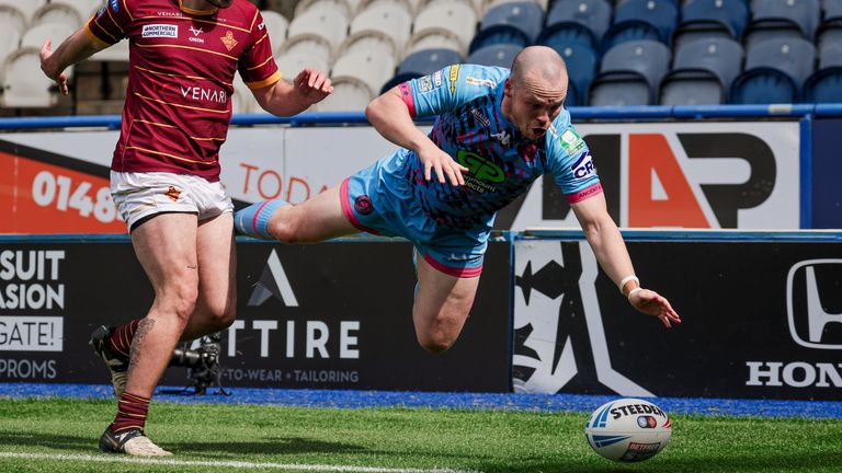 Picture by Alex Whitehead/SWpix.com - 11/05/2024 - Rugby League - Betfred Super League: Round 11 - Huddersfield Giants vs Wigan Warriors - John Smith's Stadium, Huddersfield, England - Liam Marshall of Wigan dives in an attempt to ground the ball.