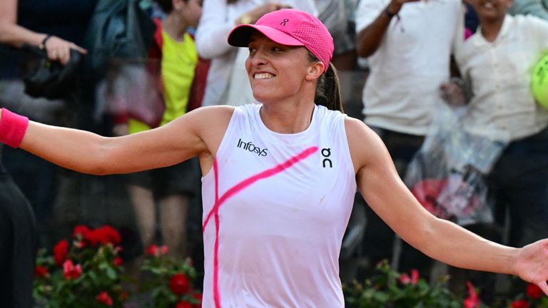 Poland's Iga Swiatek celebrates after winning the Women's final against Belarus' Aryna Sabalenka at the WTA Rome Open tennis tournament at Foro Italico in Rome on May 18, 2024. (Photo by Tiziana FABI / AFP)