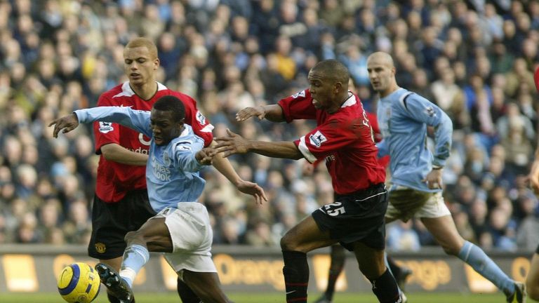 Manchester United&#39;s Wes Brown (L) and Quinton Fortune try to sop Manchester City&#39;s Shaun Wright-Phillips.
