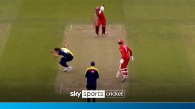 'Oh no... OH MY WORD!' | Durham bowler takes outrageous catch!