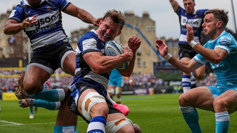 Ted Hill finishes for Bath's first try against Sale