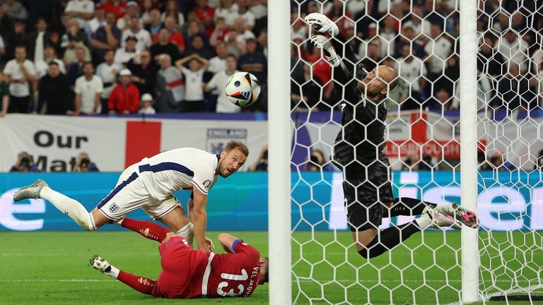 Harry Kane sees his header parried onto the crossbar 