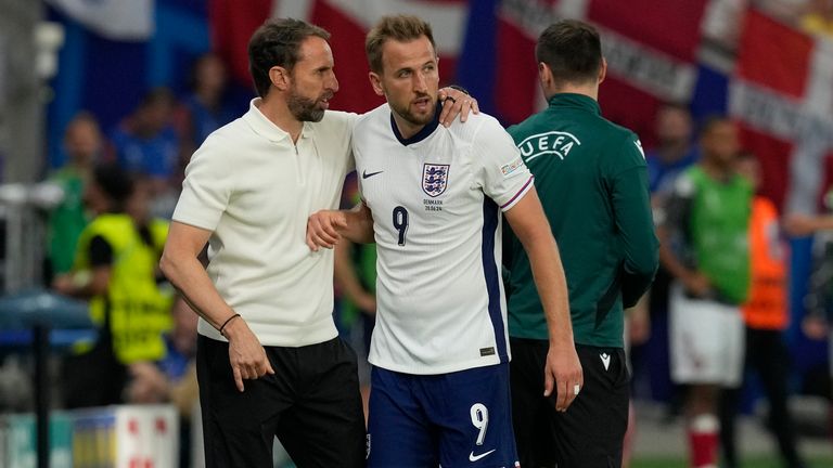 England's Harry Kane, rigth, listens to manager Gareth Southgate after being substituted during a Group C match between Denmark and England at the Euro 2024 soccer tournament in Frankfurt, Germany, Thursday, June 20, 2024. (AP Photo/Thanassis Stavrakis)