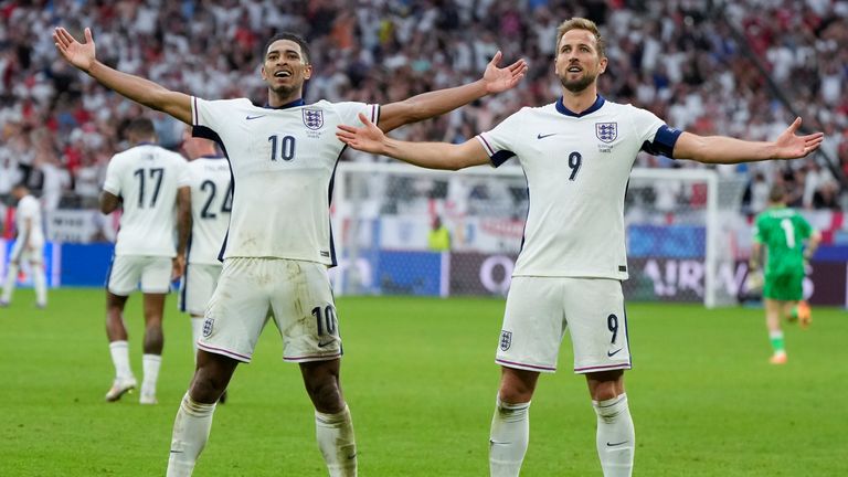 Angličan Jude Bellingham (vľavo) oslavuje svoj gól s Harrym Kaneom počas osemfinále medzi Anglickom a Slovenskom na Euro 2024 v nemeckom Gelsenkirchene, nedeľu 30. júna 2024. (AP Photo/Matthias Schrader)