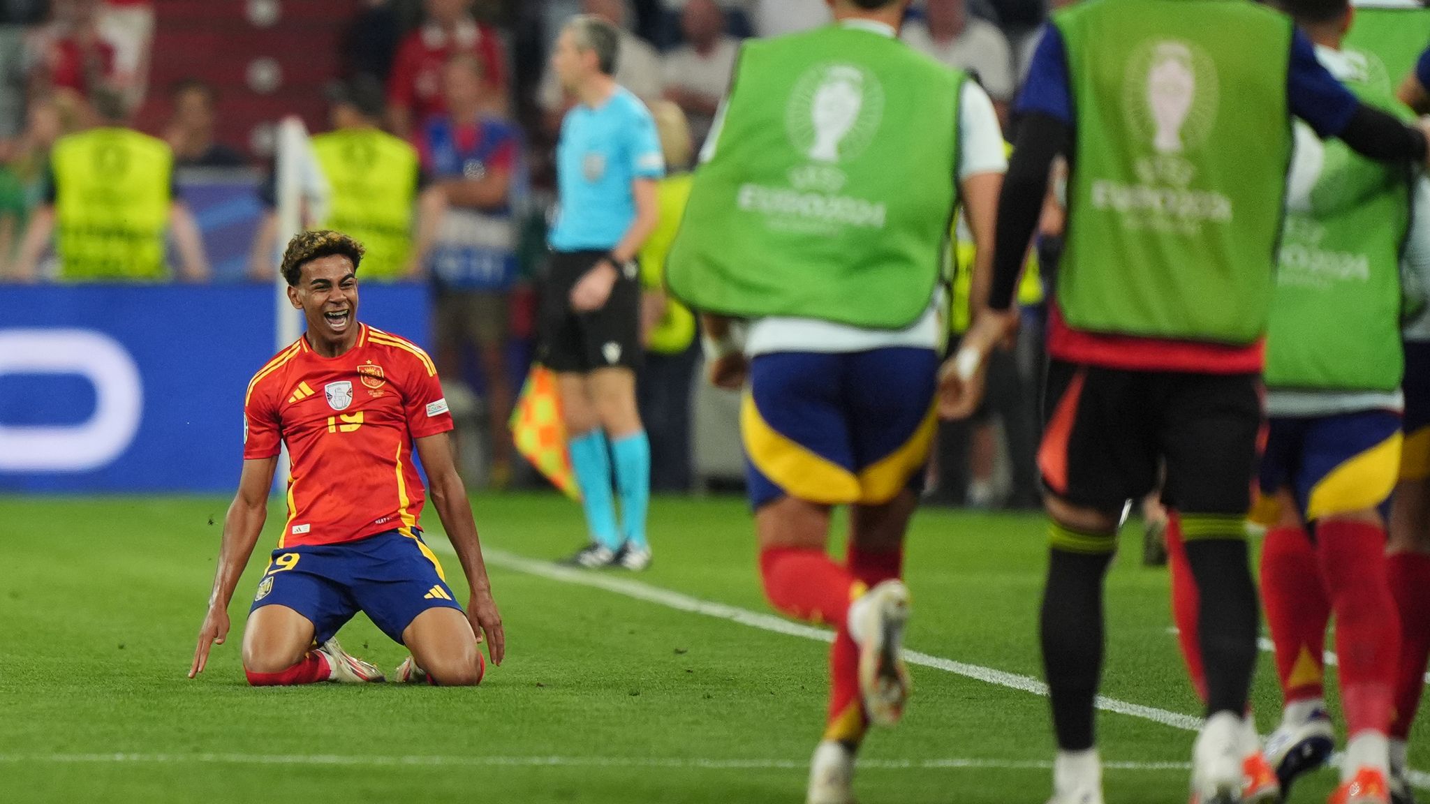 Spain 2 - 1 France - Match Report & Highlights