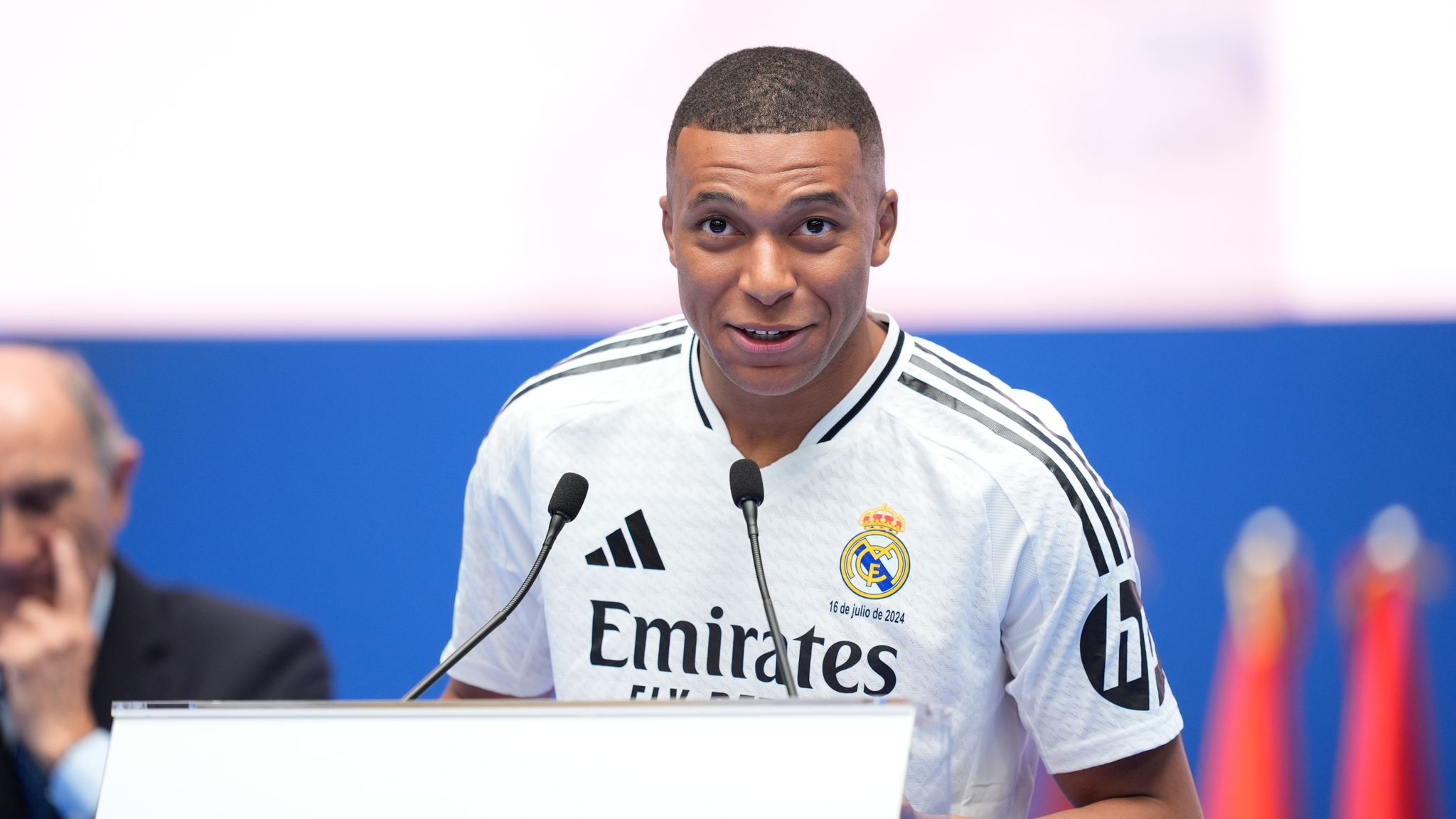 Real Madrid unveil Kylian Mbappe at a packed Bernabeu Stadium - I've ...