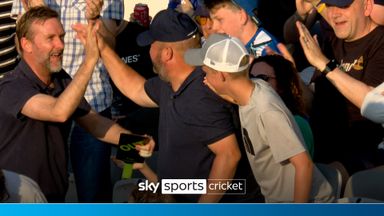 'High fives all round!' | Incredible crowd catch at The Hundred!