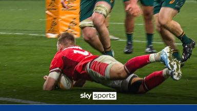 Wales close in on Australia with Williams try