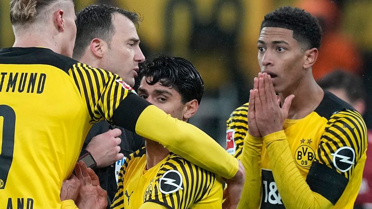 Jude Bellingham appeals to referee Felix Zwayer during Borussia Dortmund's 2021 loss to Bayern Munich