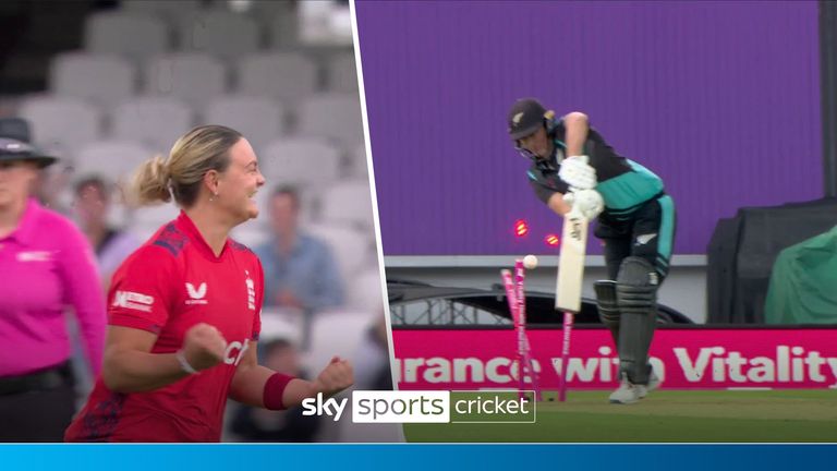 England's Danielle Gibson bowled an excellent inswinger to get Sophie Devine out.