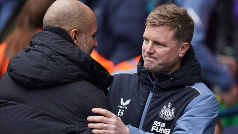 Pelatih kepala Manchester City Pep Guardiola, kanan, berpelukan dengan pelatih kepala Newcastle Eddie Howe selama pertandingan sepak bola Liga Primer Inggris antara Manchester City dan Newcastle, di stadion Etihad di Manchester, Inggris, Sabtu, 4 Maret 2023. (Foto AP/Dave Thompson)