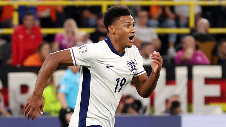 Ollie Watkins viert feest nadat ze Engeland op voorsprong heeft gezet tegen Nederland