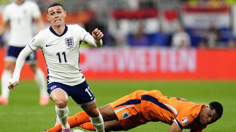 Phil Foden verslaat Denzel Dumfries