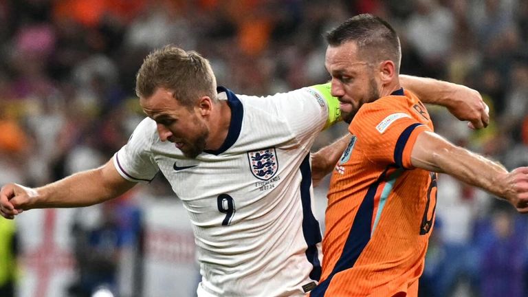 Harry Kane and Stefan de Vrij fight for the ball 