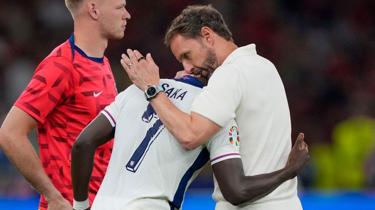 El técnico de Inglaterra Gareth Southgate (derecha) consuela a Bukayo Saka al final del partido final entre España e Inglaterra en la Eurocopa 2024 en Berlín, Alemania, el domingo 14 de julio de 2024. (Foto AP/Martin Meissner)