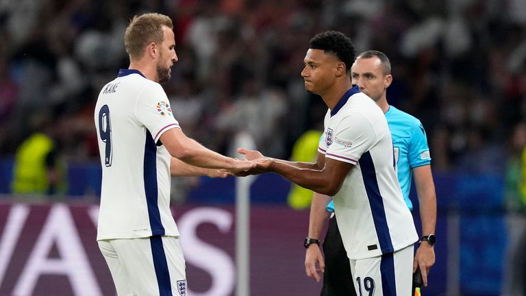 England's Harry Kane, left, leaves the pitch after substituting as England's Ollie Watkins enters during the final match between Spain and England at the Euro 2024 soccer tournament in Berlin, Germany, Sunday, July 14, 2024. (AP Photo/Frank Augstein)