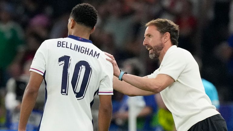 England's manager Gareth Southgate, right, talks with bis player Jude Bellingham during the final match between Spain and England at the Euro 2024 soccer tournament in Berlin, Germany, Sunday, July 14, 2024. (AP Photo/Frank Augstein)