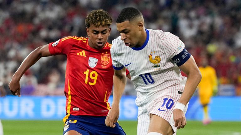 El español Lamine Yamal y el francés Kylian Mbappé compiten por el balón durante el partido de fútbol Euro 2024 entre España y Francia, el martes 9 de julio de 2024, en Munich, Alemania.  (Foto AP/Colonia Antonio)