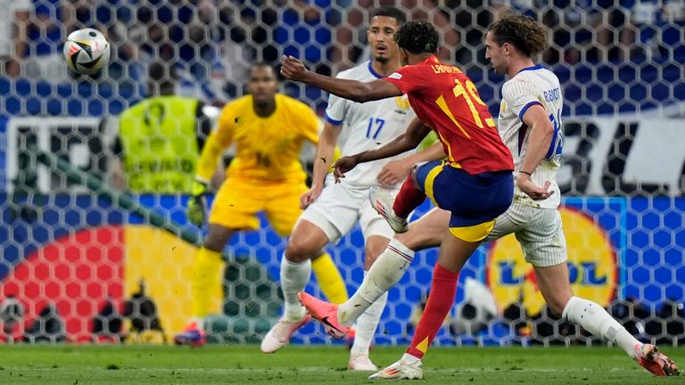 L'Espagnol Lamine Yamal, au centre, marque le premier but de son équipe lors de la demi-finale entre l'Espagne et la France au Championnat d'Europe de football 2024 à Munich, en Allemagne, le mardi 9 juillet 2024. (AP Photo/Matthias Schrader)