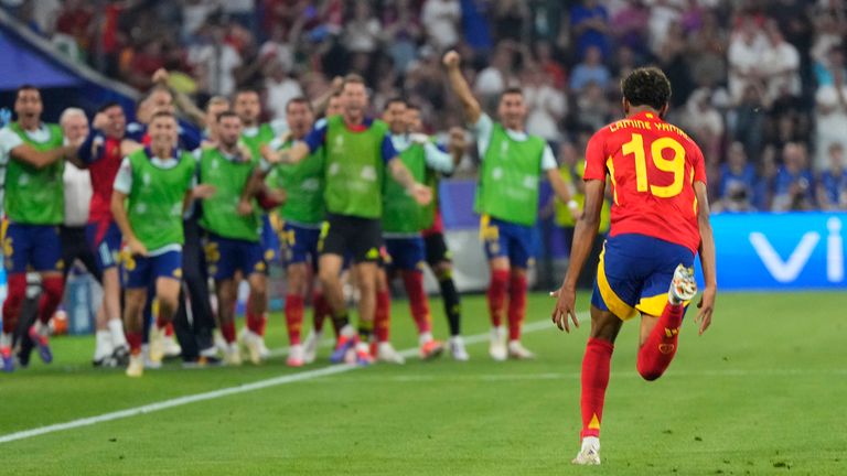 El español Lamine Yamal celebra tras anotar el primer gol de su equipo durante la semifinal de fútbol de la Eurocopa 2024 entre España y Francia en Munich, Alemania, el martes 9 de julio de 2024.  (Foto AP/Manu Fernández)