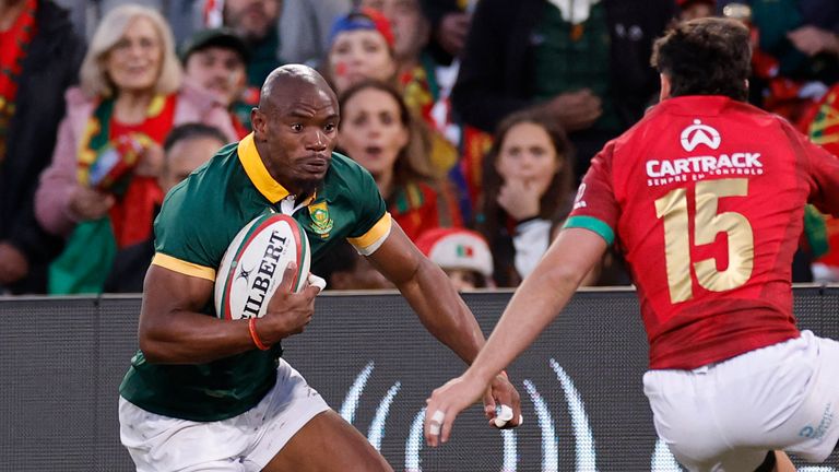 South Africa's wing Makazole Mapimpi (C) runs with the ball during the International rugby union match between South Africa and Portugal at the Toyota Stadium in Bloemfontein on July 20, 2024. (Photo by Phill Magakoe / AFP)