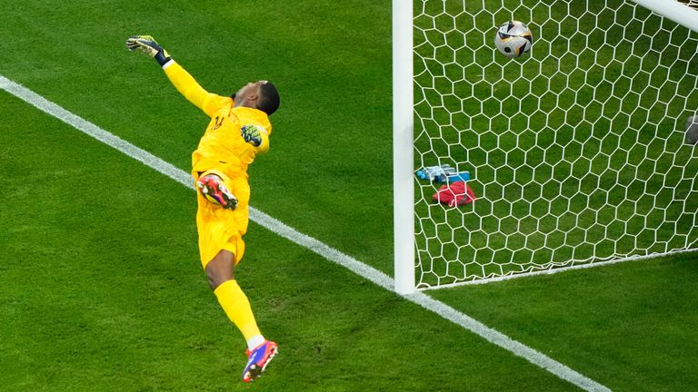 El portero francés Mike Maignan no logra detener el primer gol de España marcado por el español Lamine Yamal durante el partido de semifinal entre España y Francia en el torneo de fútbol Euro 2024 en Munich, Alemania, el martes 9 de julio de 2024. (Foto AP/Ebrahim Noroozi)