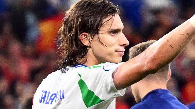 20 June 2024, North Rhine-Westphalia, Gelsenkirchen: Soccer, UEFA Euro 2024, European Championship, Spain - Italy, Preliminary round, Group B, Matchday 2, Schalke Arena, Italy's Riccardo Calafiori waves to the fans after the game. Photo by: David Inderlied/picture-alliance/dpa/AP Images